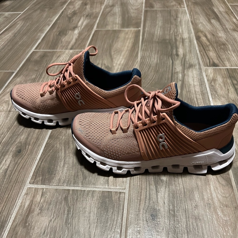 Women ON cloud swift size 6